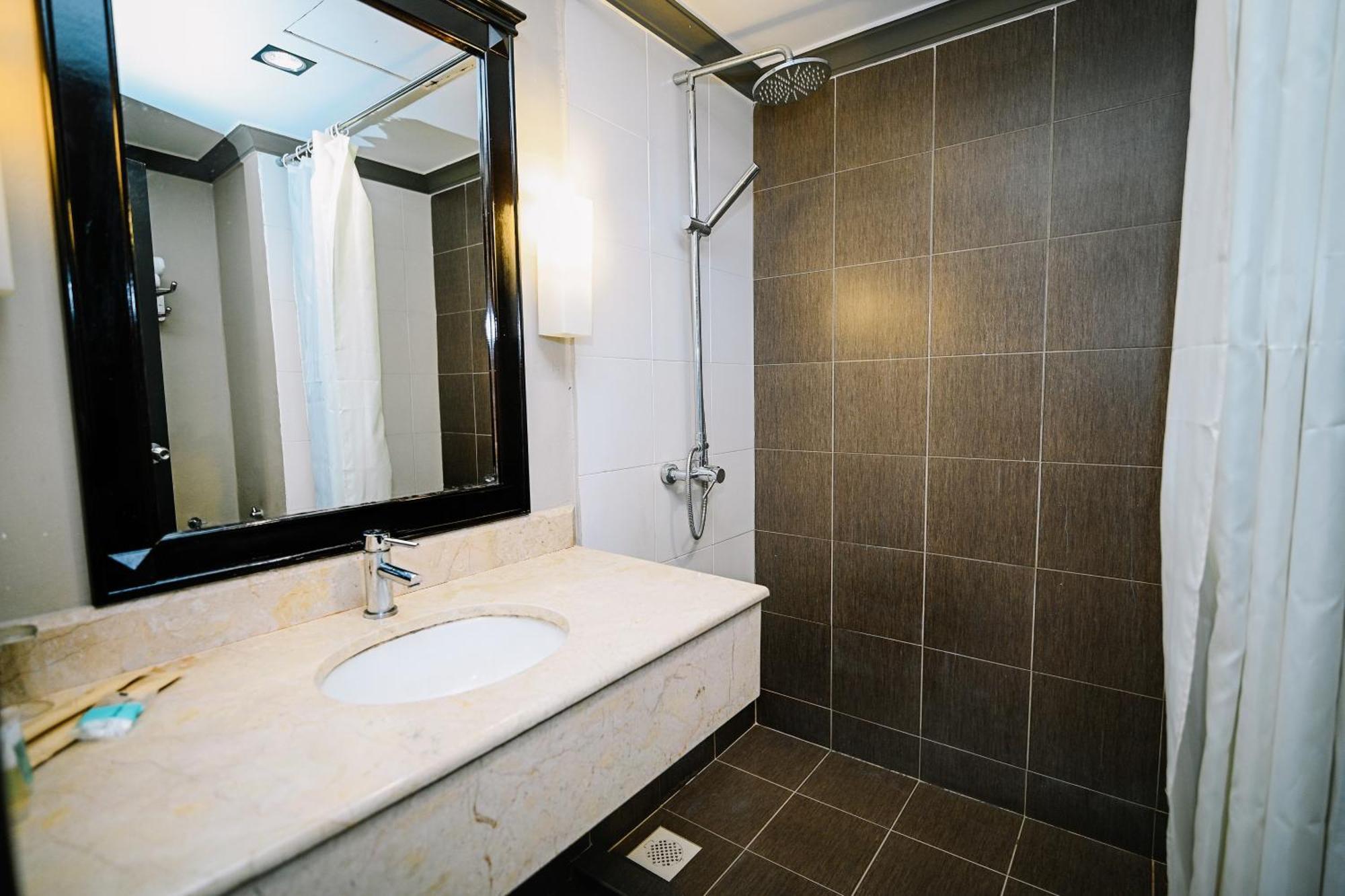Deluxe Queen Room